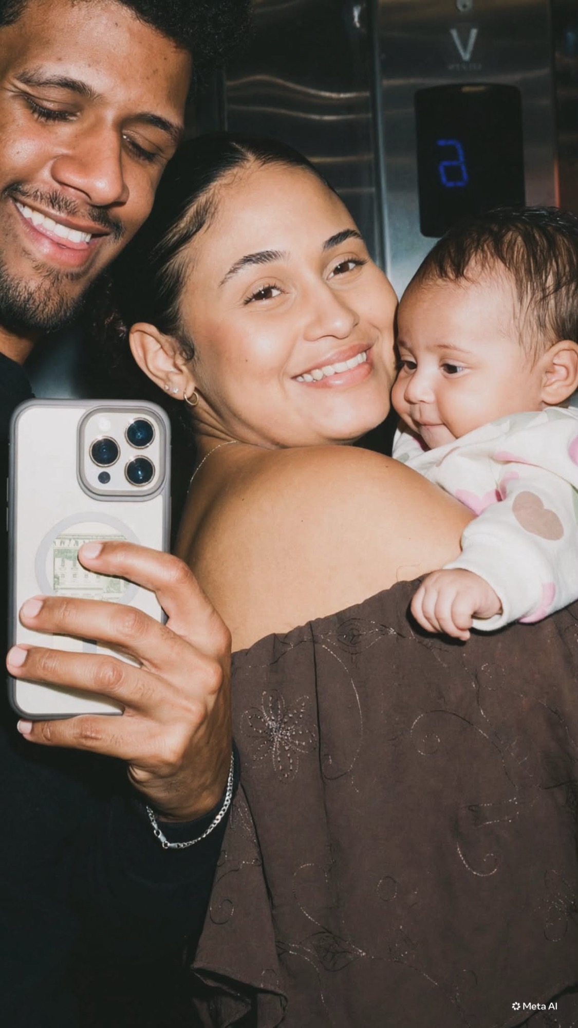 Ítalo com a esposa e a filha no colo
