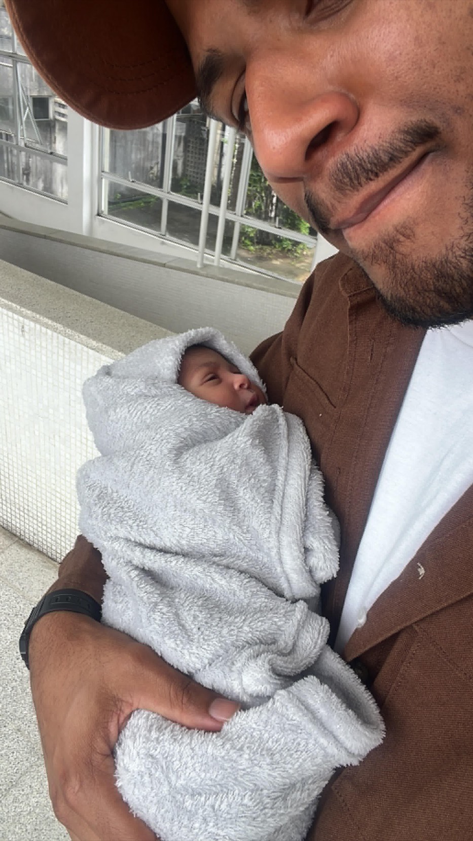 Ítalo com a filha recém-nascida no colo